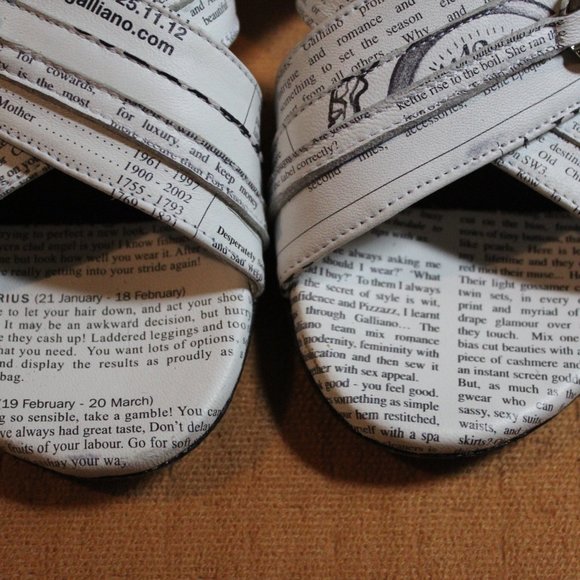 John Galliano newspaper print leather graphic black/white slides made in Italy - Picture 9 of 16
